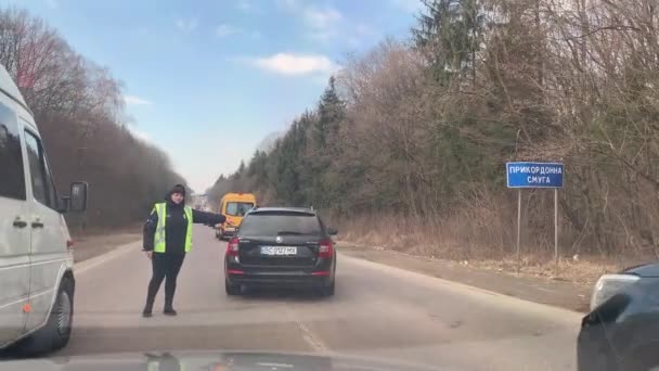 Polisen Körde Över Bil Vid Säkerhetskontroll Utanför Lviv Ukraina Kriget — Stockvideo