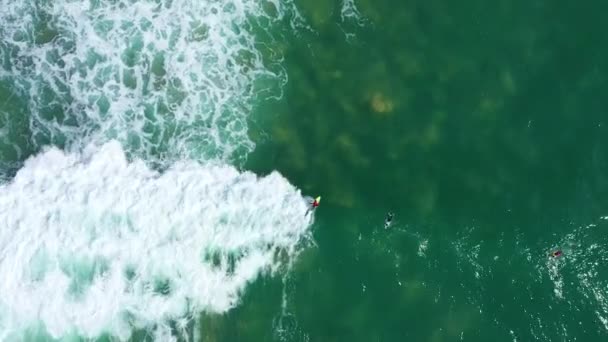Vue Aérienne Surfeur Chevauchant Grandes Vagues Portugal Oeil Oiseau Tir — Video
