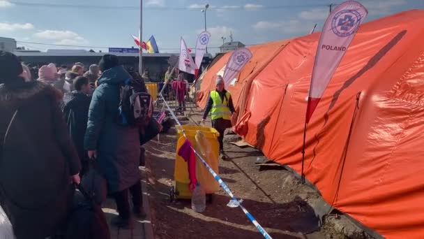 Ukrainian Refugees Lined Camp Poland Register Receive Aid — Stockvideo