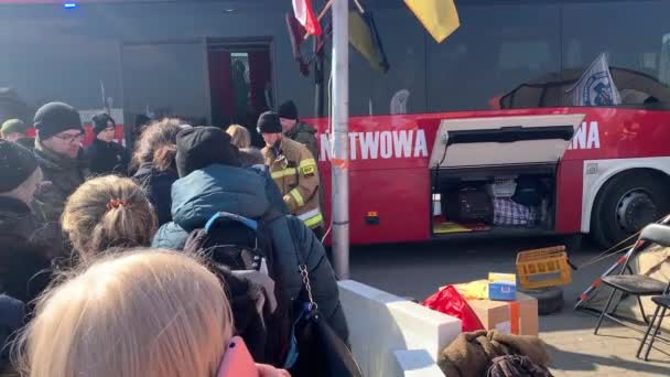 Refugiados Ucranianos Embarcando Ônibus Lviv Para Escapar Guerra Com Rússia — Vídeo de Stock