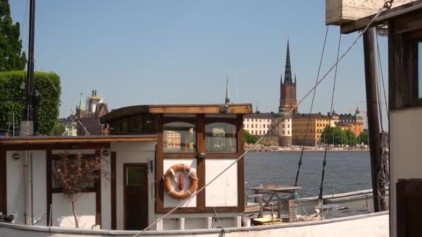 Vintage Wooden Boats Moored Stockholm Harbor Midday Sun — стоковое видео