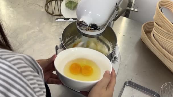 Cocinero Pastelero Añadiendo Lentamente Tazón Huevos Las Mezclas Pastel Mezclando — Vídeo de stock