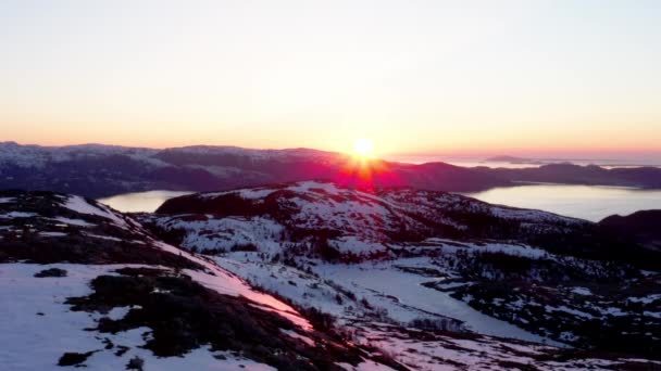 Sunset Snowy Mountains Lake Sunbeams Blaheia Norway Aerial Drone Shot — 비디오