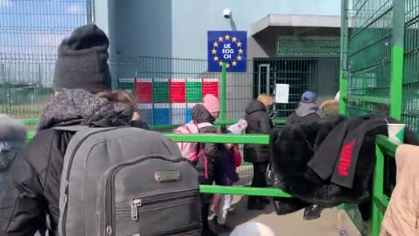 Refugiados Ucranianos Atravessando Fronteira Para Polônia Escapando Guerra Com Rússia — Vídeo de Stock
