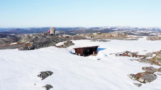 Dva Turisté Turisté Vrcholu Zasněžené Hory Malou Dřevěnou Zimní Chatou — Stock video