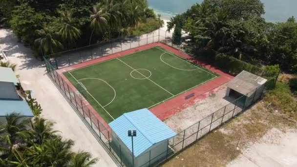 Fotbollsplan Belägen Den Vackra Maldiverna Havet Utsikt Ovanifrån — Stockvideo