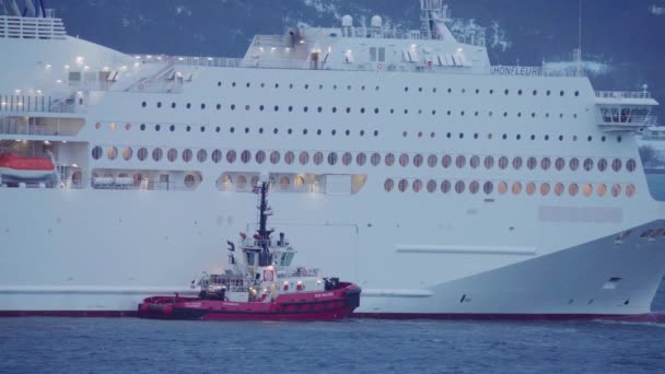 Tugboat Floating Luxury Cruise Ship Wide Static — Stockvideo