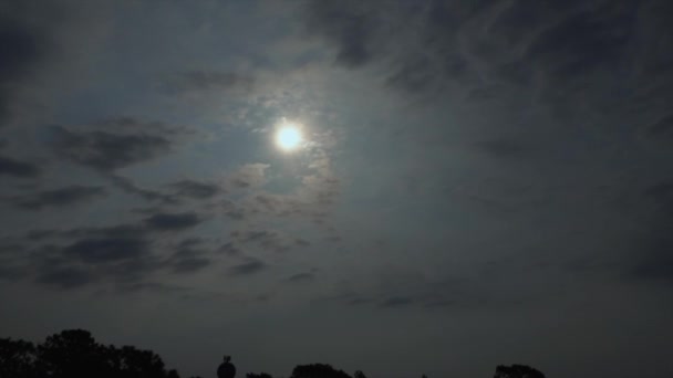 Giorno Nuvoloso Mentre Sorge Sole Orientale — Video Stock