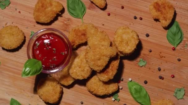 Golden Brown Vegetarian Chicken Nuggets Cutting Board Basil Peppercorn Garnish — Stockvideo