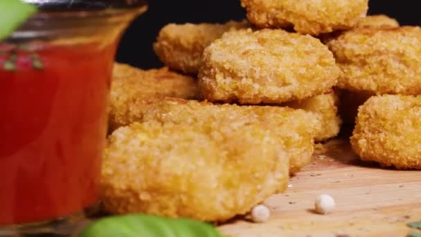 Close Nuggets Frango Vegan Uma Placa Corte Com Alguma Folha — Vídeo de Stock