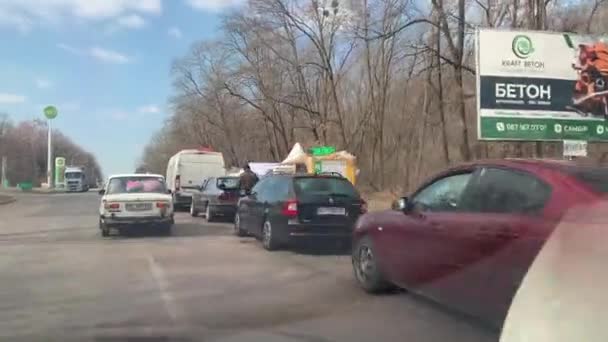 Carros Alinhados Posto Controle Militar Fora Lviv Ucrânia Devido Guerra — Vídeo de Stock