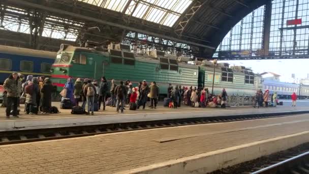 Ukrainska Flyktingar Tågplattformen Väntar Chans Att Fly Till Polen — Stockvideo