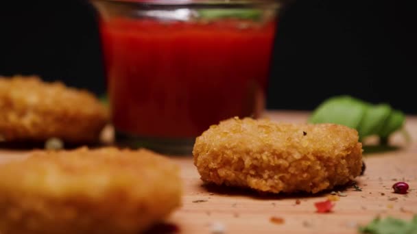 Close Chicken Nuggets Sauce Wooden Cutting Board Vegan Green Leaf — Stockvideo