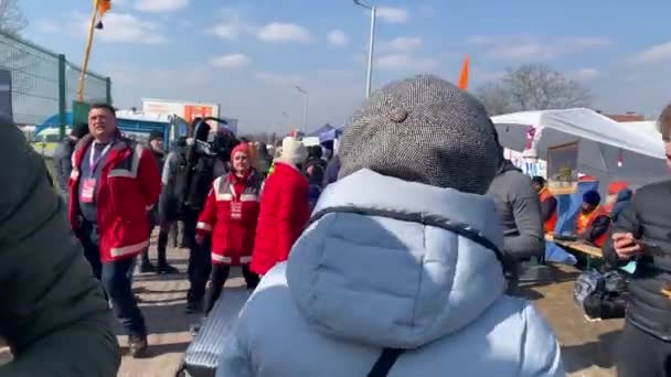 Ukrainian Refugees Polish Border Receiving Aid Assistance — Stockvideo