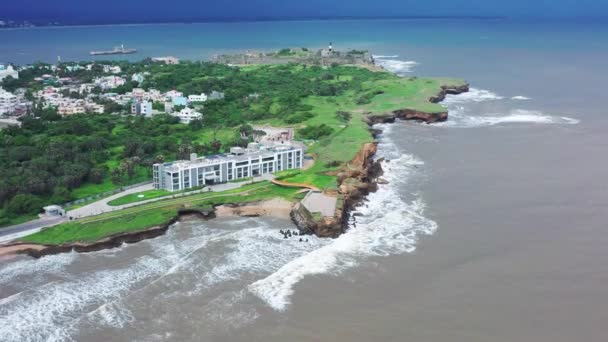 Vista Aérea Acercándose Hacia Edificio Espacioso Rodeado Otros Edificios Más — Vídeos de Stock