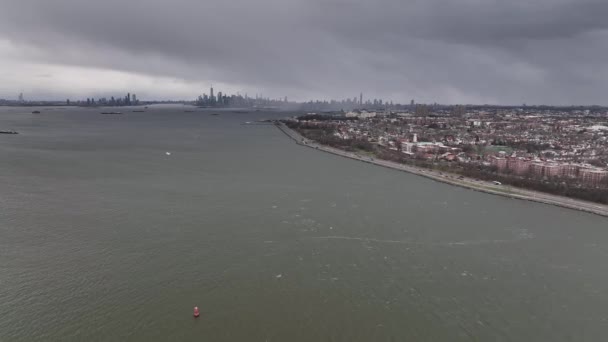 Høj Vinkel Luftudsigt Farvandene Upper Bay Brooklyn Drone Kamera Dolly – Stock-video