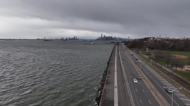 Een Luchtfoto Verharde Loopbrug Langs Belt Parkway Bij Upper Bay — Stockvideo