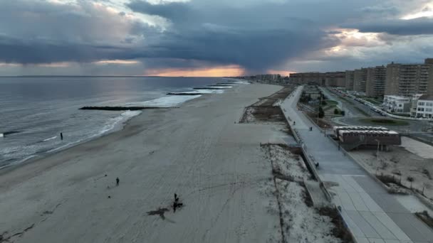 Aerial View Quiet Beach Arverne Rain Falls Distance Cloudy Evening — стоковое видео