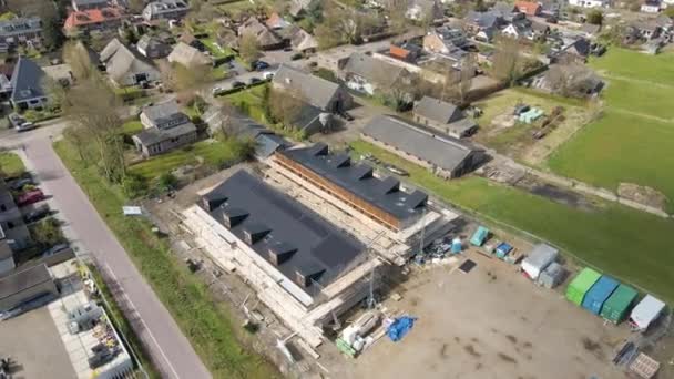 Aeronave Cinematográfica Painéis Solares Telhado Casas Recém Construídas — Vídeo de Stock