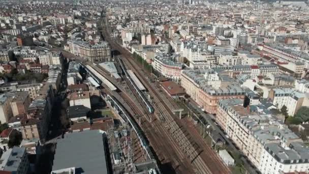 Luftaufnahme Von Bahnhof Pariser Vorort Drohne — Stockvideo
