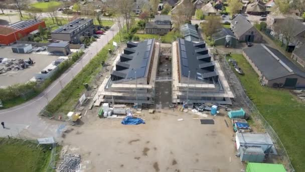 天台有太阳能电池板的新住宅建筑工地的空中概览 — 图库视频影像