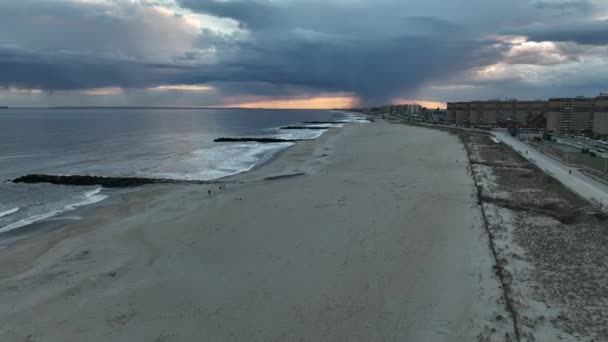 Aerial View Quiet Beach Arverne Rain Falls Distance Cloudy Evening — Stock video