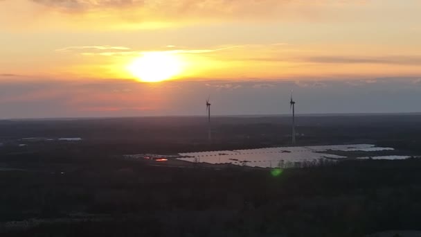 Aerial Sunset Zoom Fuera Molinos Viento Día Primavera — Vídeo de stock
