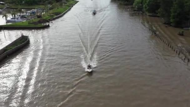 Speed Boat Tourist Vessel Saling Tropical Waterway Aerial — стоковое видео