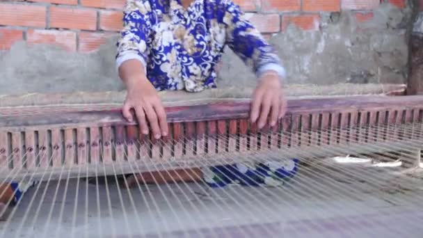 Traditional Woman Typical Asian Dress Weaving Reed Mats — Stock video