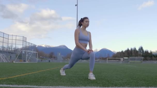 混合型亚洲女子在室外运动场上做冲刺伸展运动 动作缓慢 — 图库视频影像