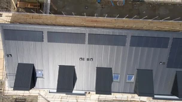 Top Aerial Solar Panels Rooftop Drone Lifting Revealing Construction Site — Vídeo de Stock