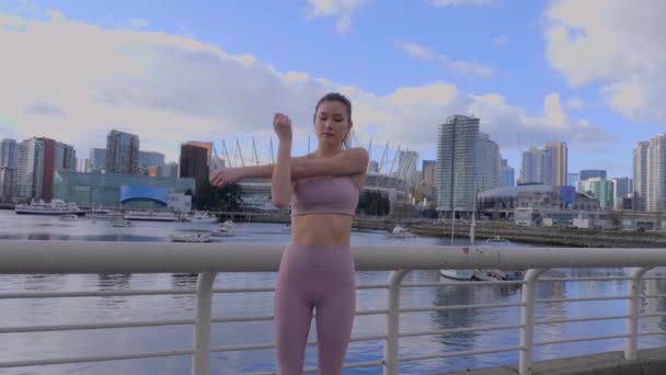 与温哥华市中心背景的妇女在锻炼后伸出手来 — 图库视频影像