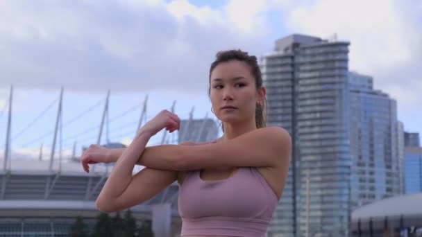 Woman Stretching Triceps Arm Body City Buildings Background — Vídeos de Stock