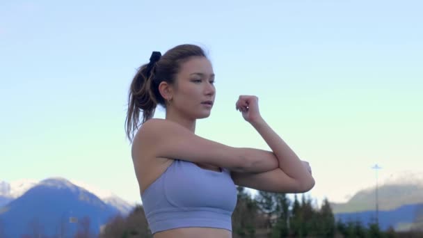做水平三头肌伸展运动的妇女 手臂交叉在身体上进行运动冷却 — 图库视频影像