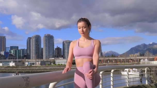 Asijské Žena Stretching Noha Kolenem Nahoru Centru Vancouver — Stock video