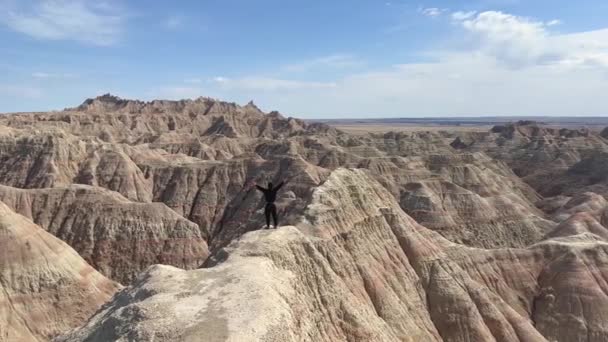 Adventurous Tourist Excited Reaching Peak Badlands National Park South Dakota — Vídeo de stock