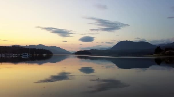 공중에서 광선에 Tranquil Waters Sechelt Inlet British Columbia — 비디오