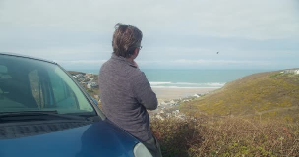 Οδηγός Ακουμπούσε Στο Αυτοκίνητό Του Θαυμάζοντας Θάλασσα Από Porthtowan Στην — Αρχείο Βίντεο