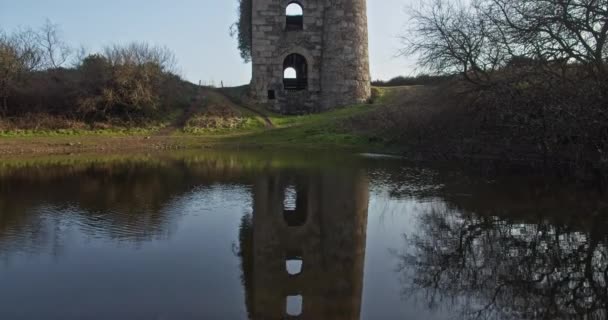 Ale Cakes Stone Building Reflecting Calm Waters Pond England Tilt — Vídeo de stock