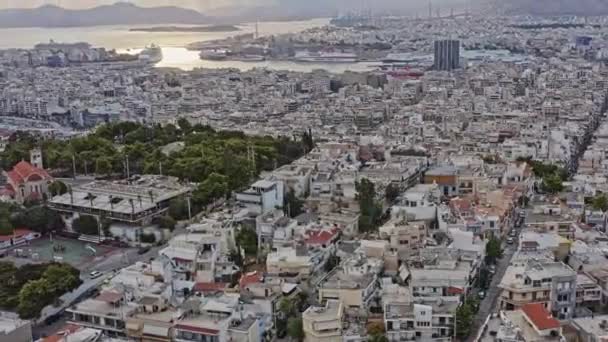 皮拉斯希腊航空V10低层 环绕卡斯特拉山顶地区 拍摄露天歌舞剧 人口密集的市中心城市景观和美丽的主要港口 2021年9月 — 图库视频影像