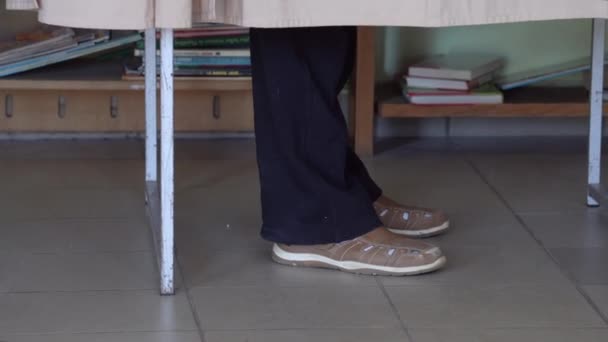 Ноги Избирателя Занавесом Время Голосования Выборах — стоковое видео