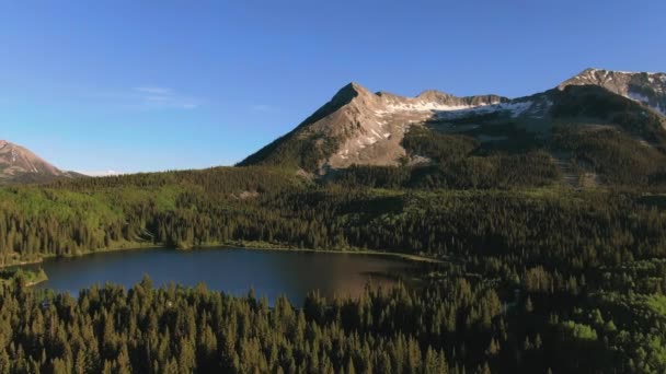 Vista Aérea Del Dron Volando Sobre Lago Alpino Cerca Hermosa — Vídeos de Stock