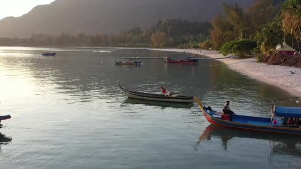 Bir Tanesi Pantai Kok Sahiline Dönen Geleneksel Balıkçı Tekneleri Telaga — Stok video