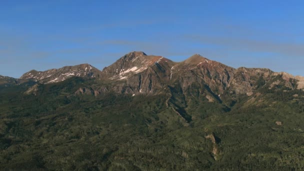 Ruby Peak Mountain Covered Lush Green Pine Tree Woodlands Base — Vídeos de Stock