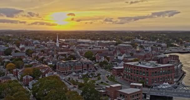 新罕布什尔州朴茨茅斯低空飞行穿过社区 拍摄18世纪的历史性建筑和有着金色日落风景的房屋 射击与火焰喷射器2 X7相机 2021年10月 — 图库视频影像