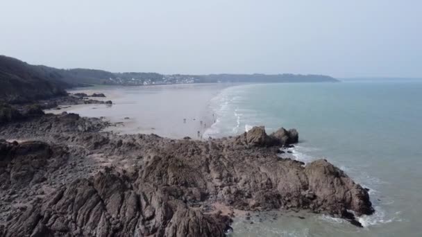 Group People Walks Coastline Martin Plage Saint Brieuc France Aerial — Video Stock