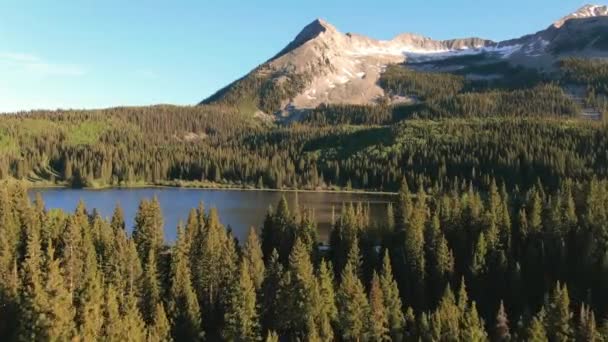 Drone Flying Pine Trees Avslöja Lake Nära Kebler Pass Bergen — Stockvideo