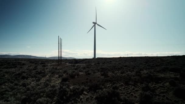 Mirando Hacia Arriba Lentamente Panorámica Una Gran Turbina Eólica Energía — Vídeo de stock