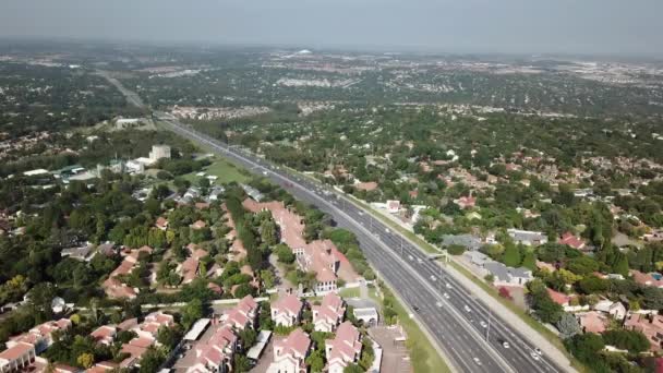 Static Aerial Shot Traffic Driving Motorway Housing Offices Green Trees — Vídeo de Stock