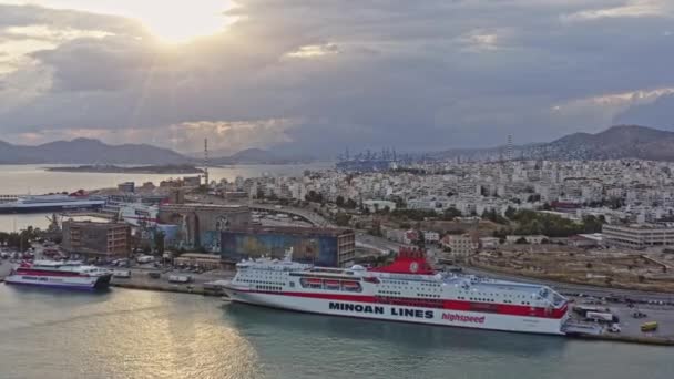 Pireas Griekenland Luchtfoto V12 Filmische Opname Van Zonnestralen Boven Belangrijkste — Stockvideo